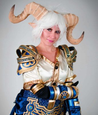 cosplay-girl-horns cosplay-girl-horns