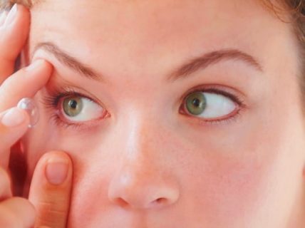 holding-down-eyelid holding-down-eyelid